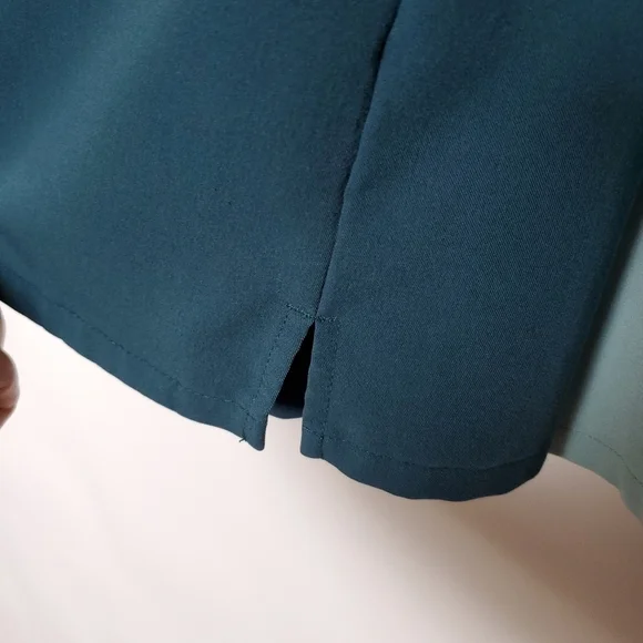 FIGS 'CASMA' SCRUBS TOP TEAL GREEN 3 POCKET V-NECK SHORT SLEEVE WOMENS (XS) - Picture 10 of 13